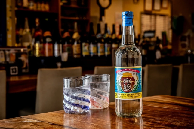 泡盛のボトルとグラス