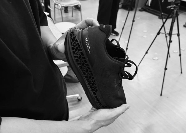 HX LENSを手に持っているモノクロ画像