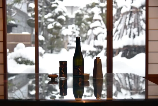 福井の「赤い宝石」が瓶に！27年熟成の秘蔵古酒と味わう『越前蟹乃醤 至福の極セット』が限定販売されるってよ！