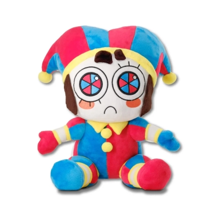 白い背景に、赤と青の鮮やかな衣装をまとったピエロ風のぬいぐるみが座っています