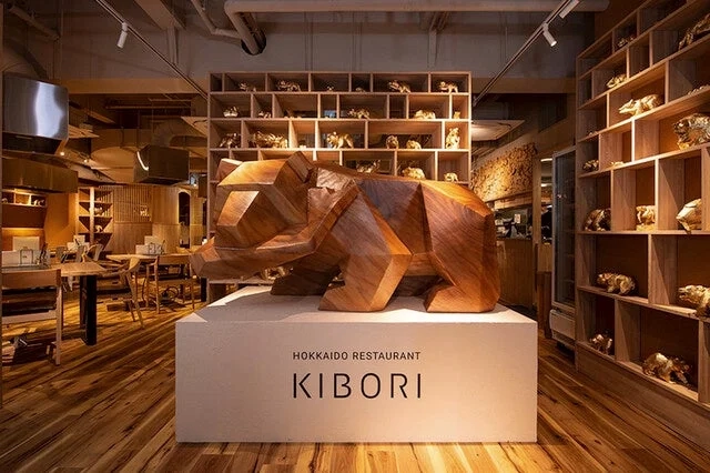 KIBORIの店内、木彫りの熊のオブジェが特徴