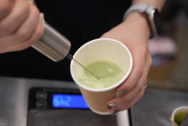 抹茶を混ぜる様子