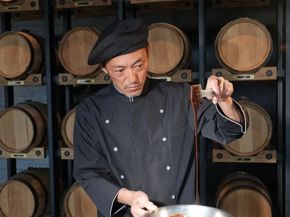 パティシエがチョコレートを注ぐ様子