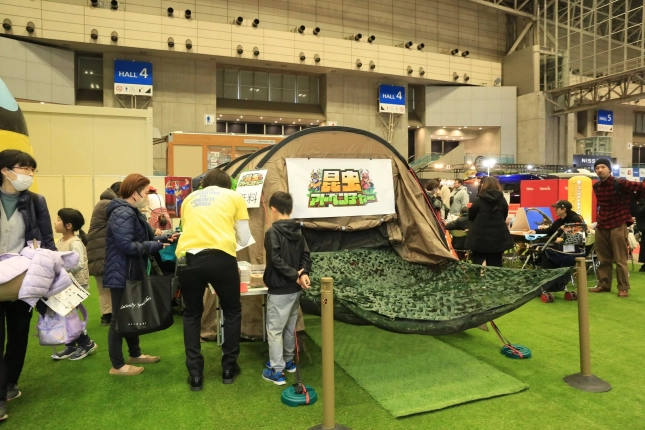屋内展示会場でテントがメインのブース