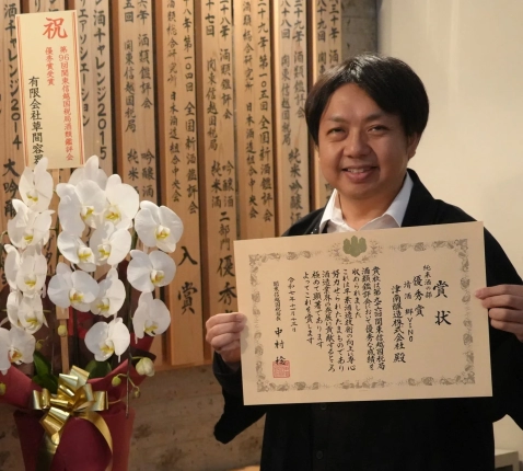 鈴木健吾氏と賞状