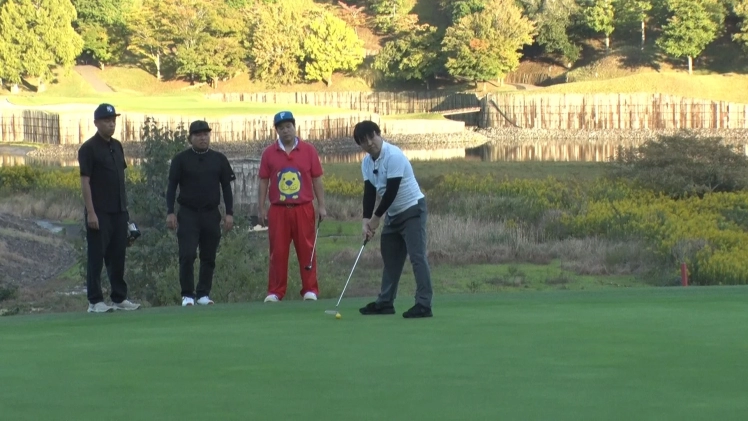 ゴルフ場で数人の男性がプレーしている様子