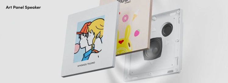交換可能なアートパネルを持つスピーカーのイメージです。手前にはイラストが描かれたパネルがあり、奥にはスピーカー本体が見えています。デザイン性と機能性を両立したインテリア家電として、部屋の雰囲気に合わせてカスタマイズできる製品であることを示唆しています。