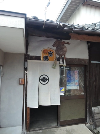 蔵の入口には家紋の暖簾