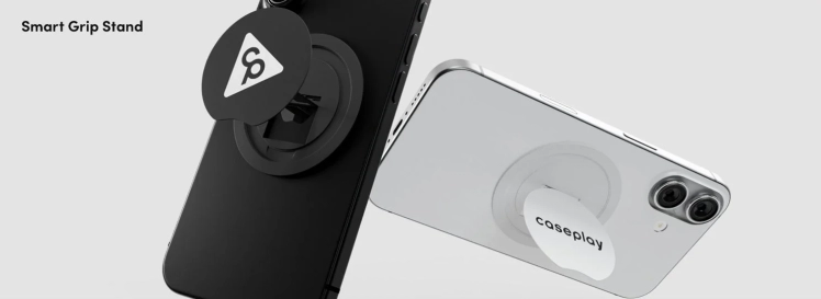 黒と白のスマートフォンに、それぞれ黒と白の「Smart Grip Stand」が装着されている様子を写した画像です。片方には「caseplay」のロゴが見えます。スマートフォンを立てたり、持ちやすくするためのアクセサリーです。