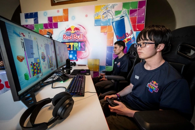 Red Bull Tetrisのeスポーツ大会で真剣にプレイする選手たち