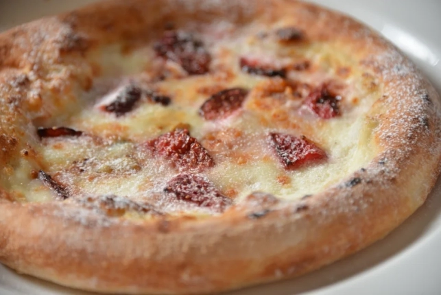 焼きたてのデザートピザ