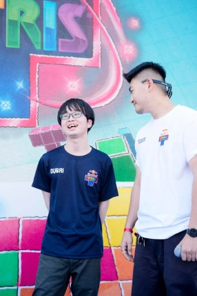 Red Bull Tetrisイベントで笑顔を見せる選手たち