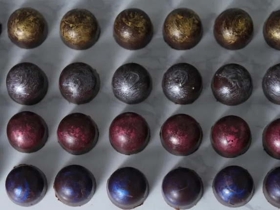 様々な光沢を持つ美しいボンボンショコラ