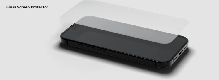 黒いスマートフォンにガラス製スクリーンプロテクターが装着されている様子を捉えた画像です。透明なフィルムが画面に重ねられ、スマートフォンの画面保護の重要性を伝えています。