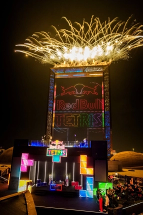 夜空に花火が打ち上がるRed Bull TETRISイベント