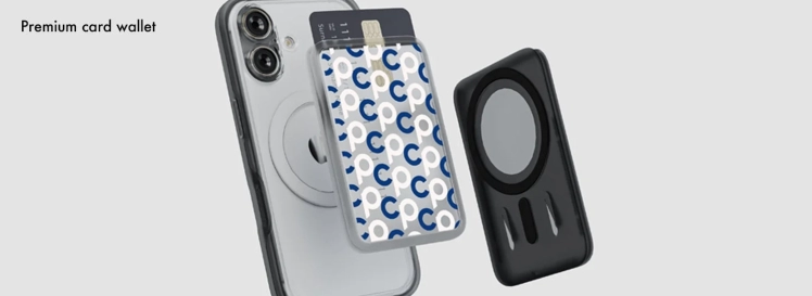 iPhoneに装着された透明なケースと、その背面にマグネットで取り付けられたカードウォレット、そして別のマグネット式アクセサリーが写っています。カードウォレットは「Premium card wallet」と表示されており、機能性とデザイン性を兼ね備えた製品です。