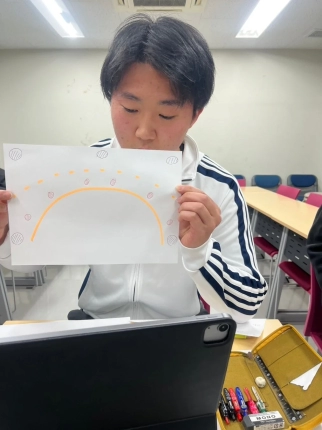 資料を見せる男性