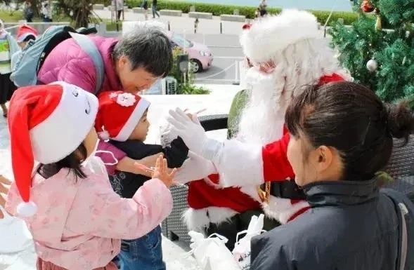 沖縄・瀬長島で最高のクリスマス！「ウミカジクリスマス2025」はサンタも熱波も朝市も、全部入りで楽しさMAXだぞ！