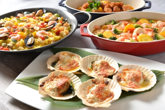 複数の豪華なシーフード料理が並べられた食卓