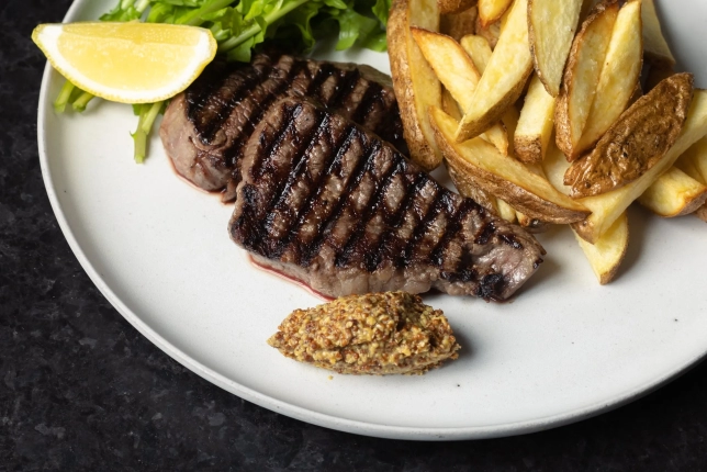 ステーキとポテト