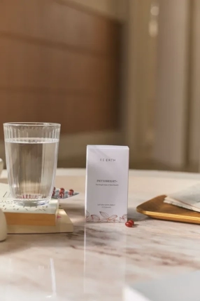 サプリメント、水、グラスの静物画