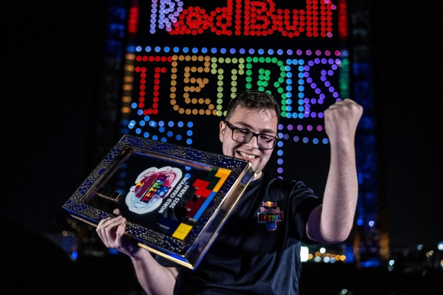 Red Bull Tetris世界大会で優勝トロフィーを掲げるフェフミ・アタラー選手