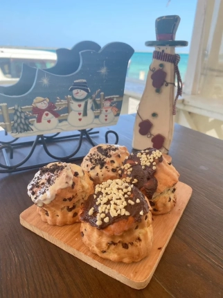 シュークリームとクリスマス飾り