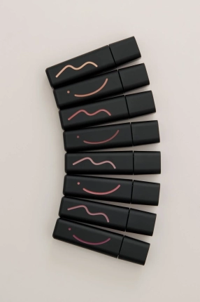 黒いマットな容器に入ったリップ製品