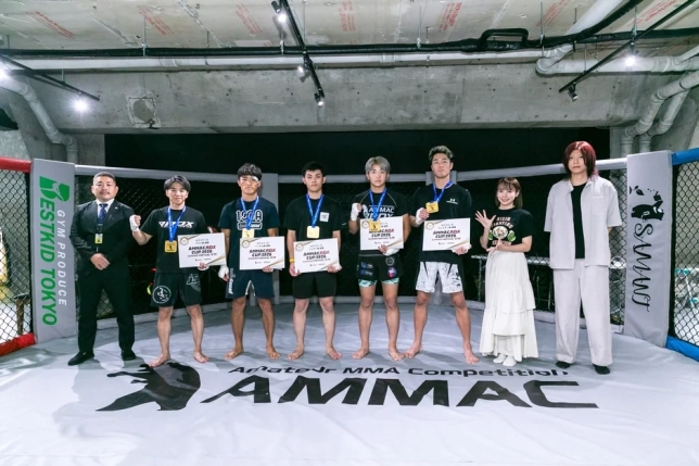 MMAのケージ内で撮影された集合写真。