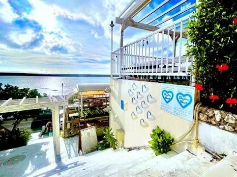 海とテラス、ハートの装飾