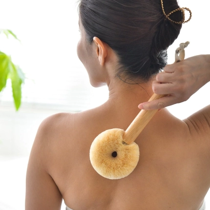 背中を洗う女性