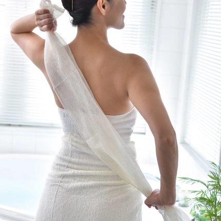 背中を洗う女性