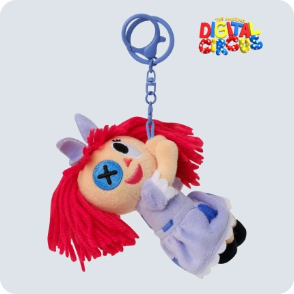 「THE AMAZING DIGITAL CIRCUS」のロゴが入った、赤毛で紫のドレスを着たキャラクター「ラガタ」のぬいぐるみキーホルダーが写っています