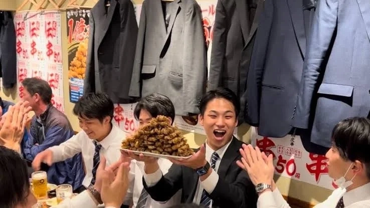 伝串ピラミッドで盛り上がる客