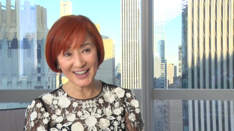 窓を背景に笑顔の松居さん