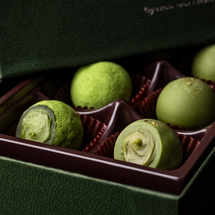 濃い緑色の箱に収められた抹茶チョコレート