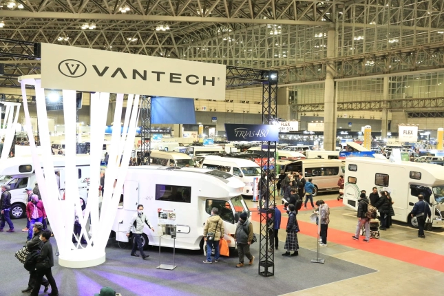 広大な展示会場でキャンピングカーのイベント