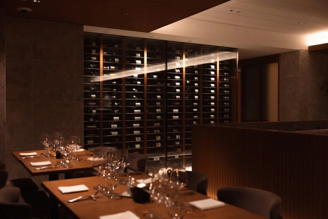 レストラン内観、ワインセラー