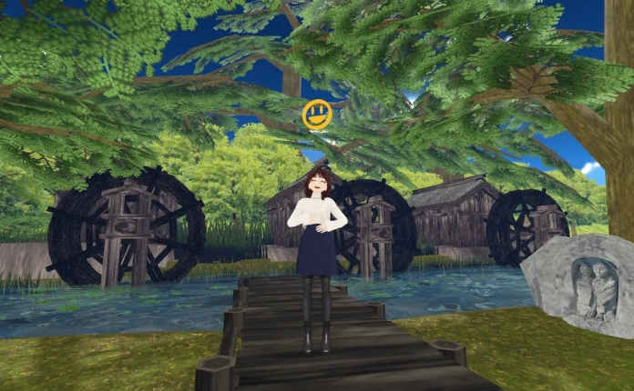 水車小屋が並ぶ自然豊かな仮想空間で、笑顔のアバターが桟橋に立っています。