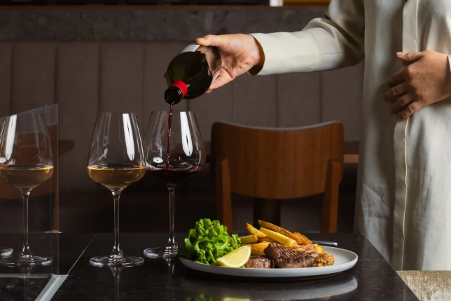 ワインが注がれる様子と料理
