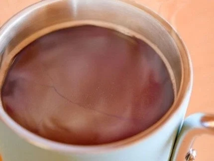 湯気が立ち上る温かいホットココアのマグカップ