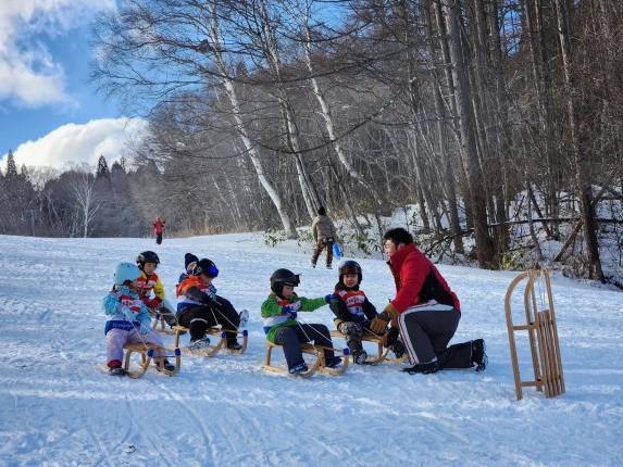 白馬乗鞍温泉スキー場で日本初の「スノーリュージュ」クラブチーム誕生！おじさんもワクワクの雪上新スポーツ、みんなも体験しちゃおう！