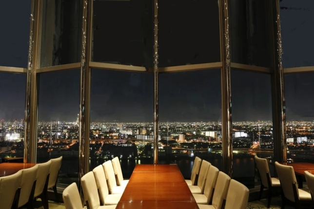 高層階にあるレストランから、窓越しに広がる美しい夜景