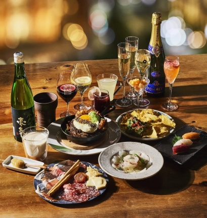 豪華な食事とシャンパン