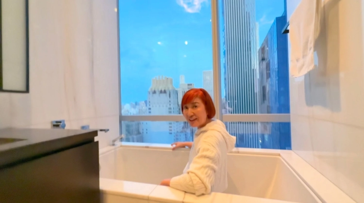 豪華なバスルームでくつろぐ松居さん