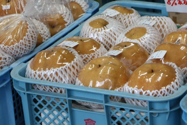 青いカゴに並べられた「あたごなし」