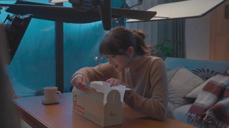 ミスタードーナツの箱を笑顔で開ける今田美桜さん