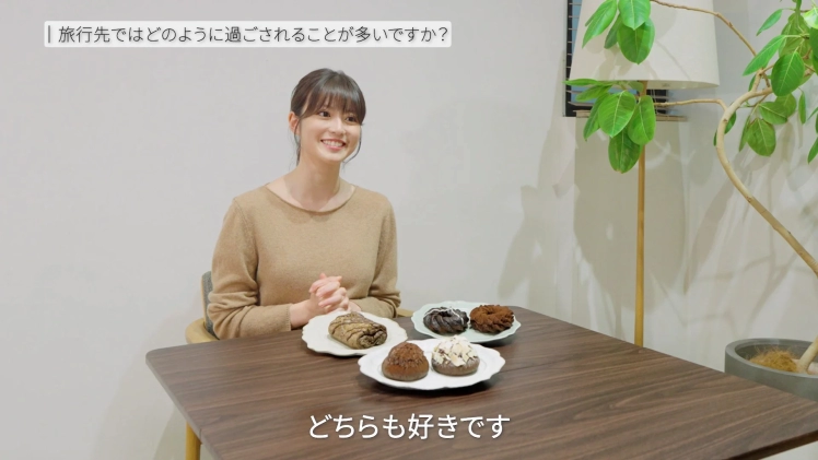 パンを前に笑顔で質問に答える今田美桜さん