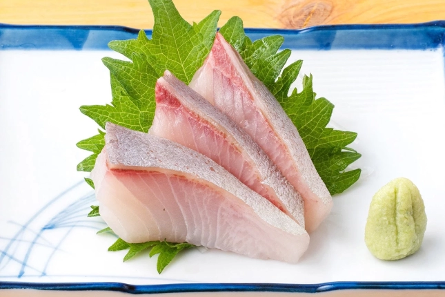 新鮮な魚の刺身3切れ