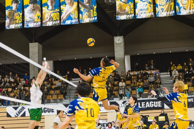 バレーボールの試合中のダイナミックな瞬間